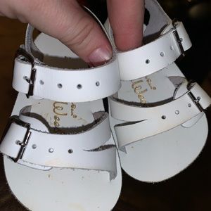 Sunsan sea wees infant/toddler sz 2 white salt water sandals